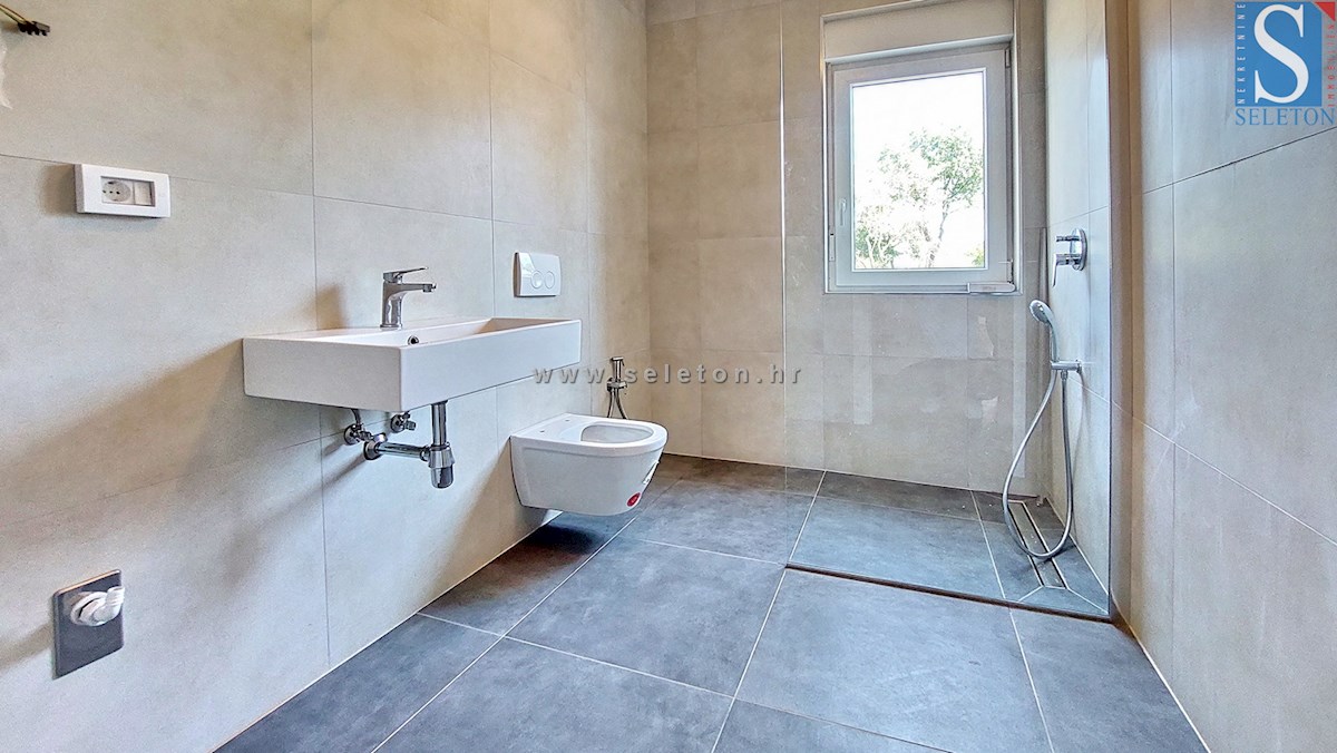 Nuovo appartamento nelle vicinanze di Poreč-Parenzo di 72 m2 con giardino di 170 m2