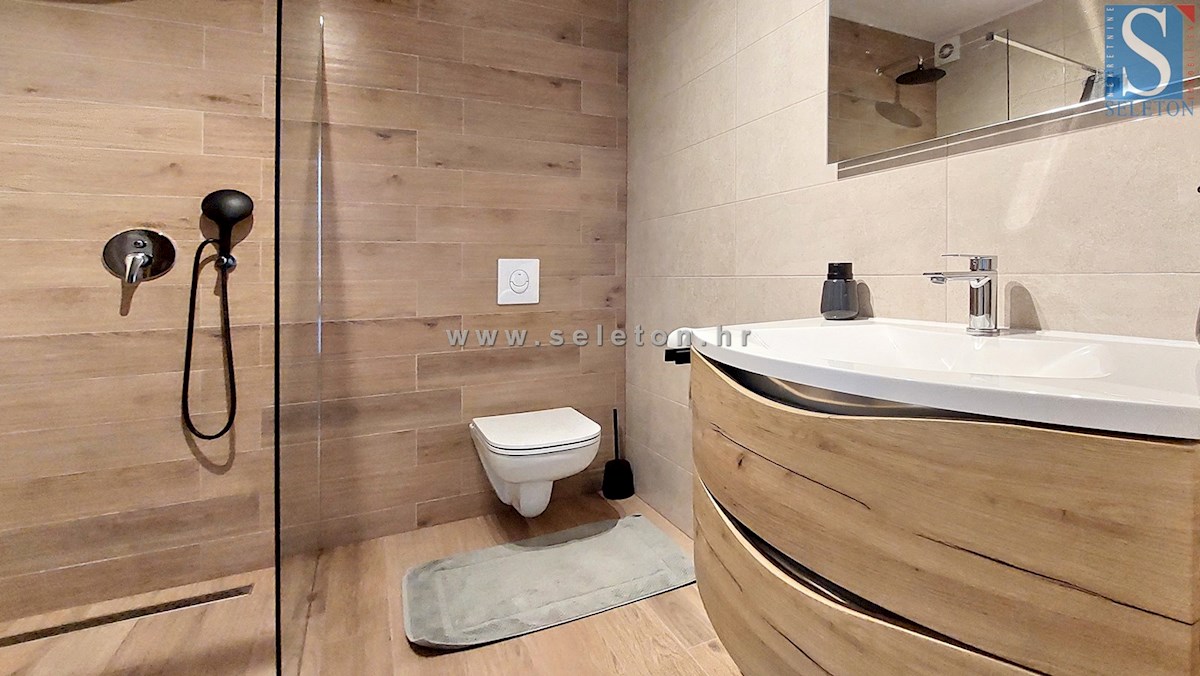 Istria, Poreč-Parenzo, moderno appartamento di 63 m2, 1° piano, riscaldamento a pavimento