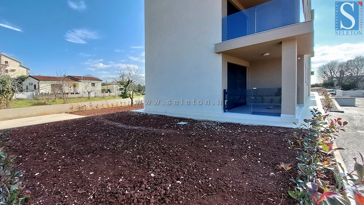 Istria, Poreč, nuovo appartamento di 67 m2 con giardino privato di 180 m2, 2 posti auto, cantina