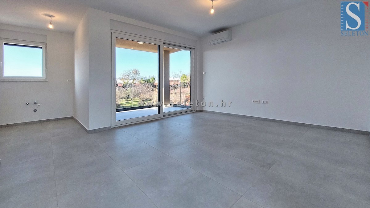 Istria, Poreč, nuovo appartamento di 67 m2 con vista mare, ASCENSORE, 2 posti auto