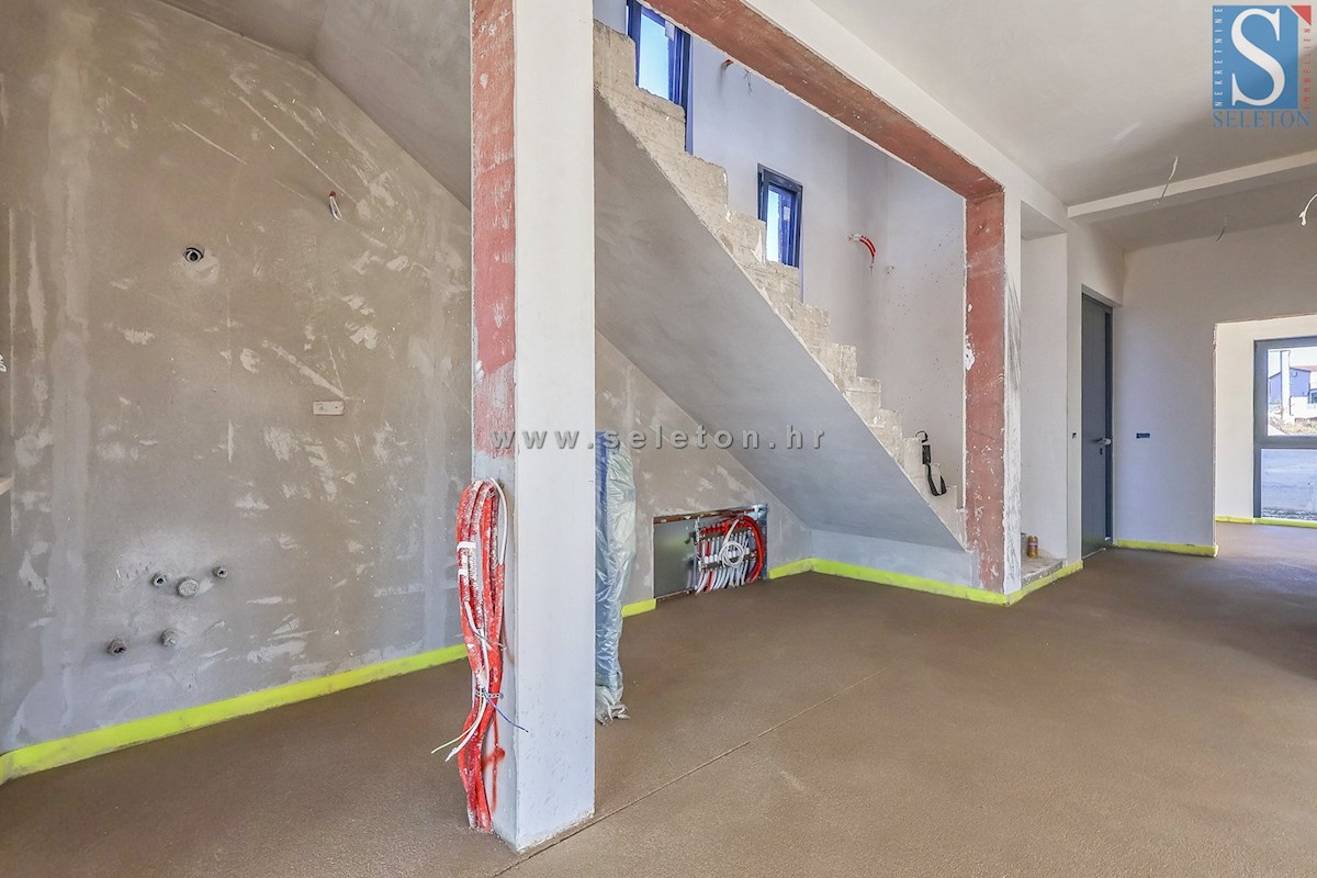 Moderna casa indipendente di 243 m2 con piscina di 36 m2 nelle vicinanze di Poreč-Parenzo - in costruzione