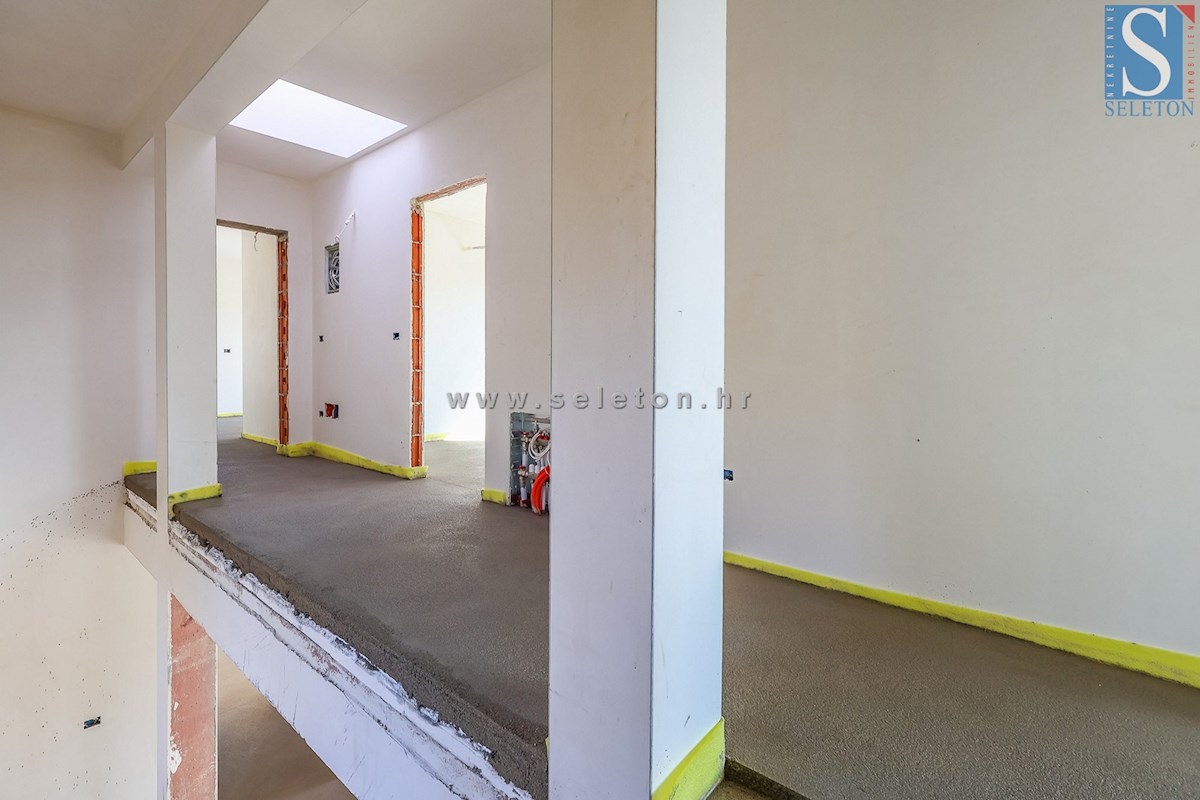 Moderna casa indipendente di 243 m2 con piscina di 36 m2 nelle vicinanze di Poreč-Parenzo - in costruzione