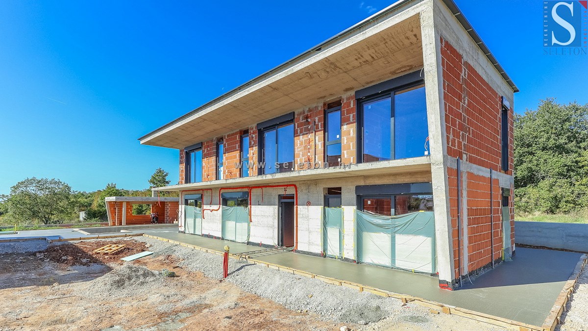 Moderna casa indipendente di 243 m2 con piscina di 36 m2 nelle vicinanze di Poreč-Parenzo - in costruzione