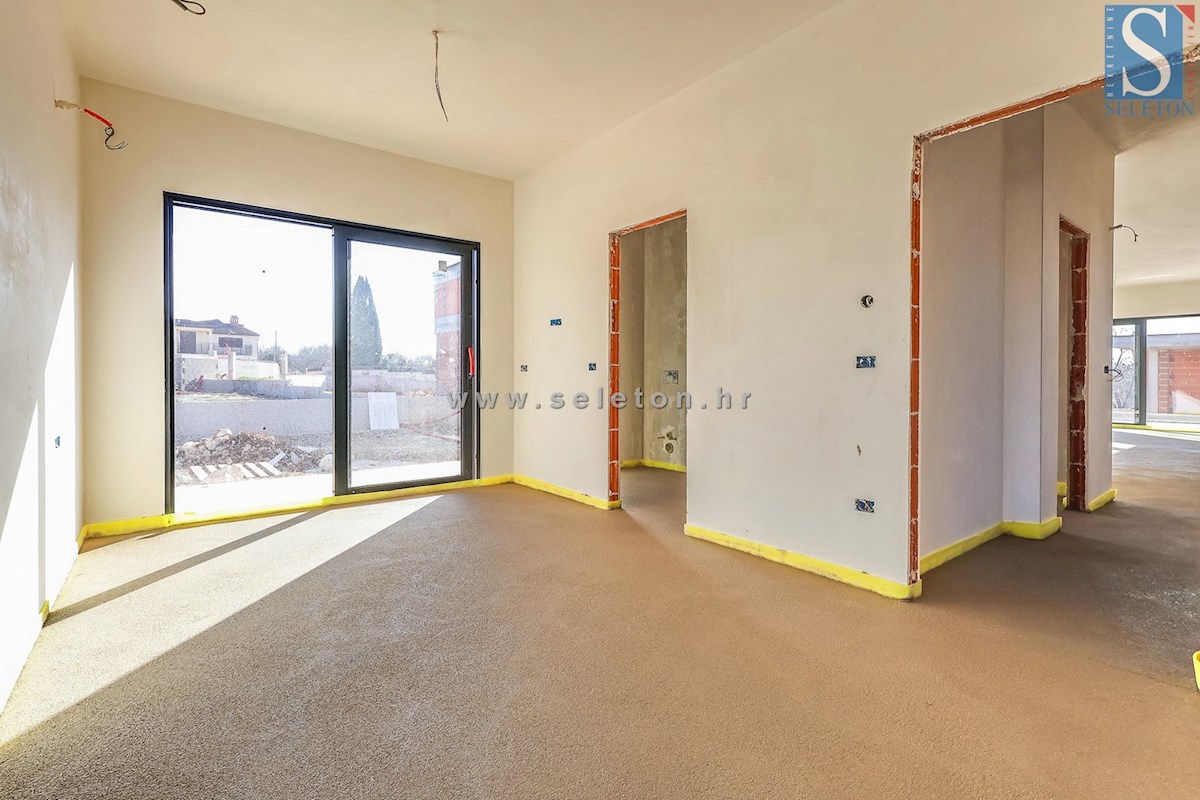 Moderna casa indipendente di 243 m2 con piscina di 36 m2 nelle vicinanze di Poreč-Parenzo - in costruzione