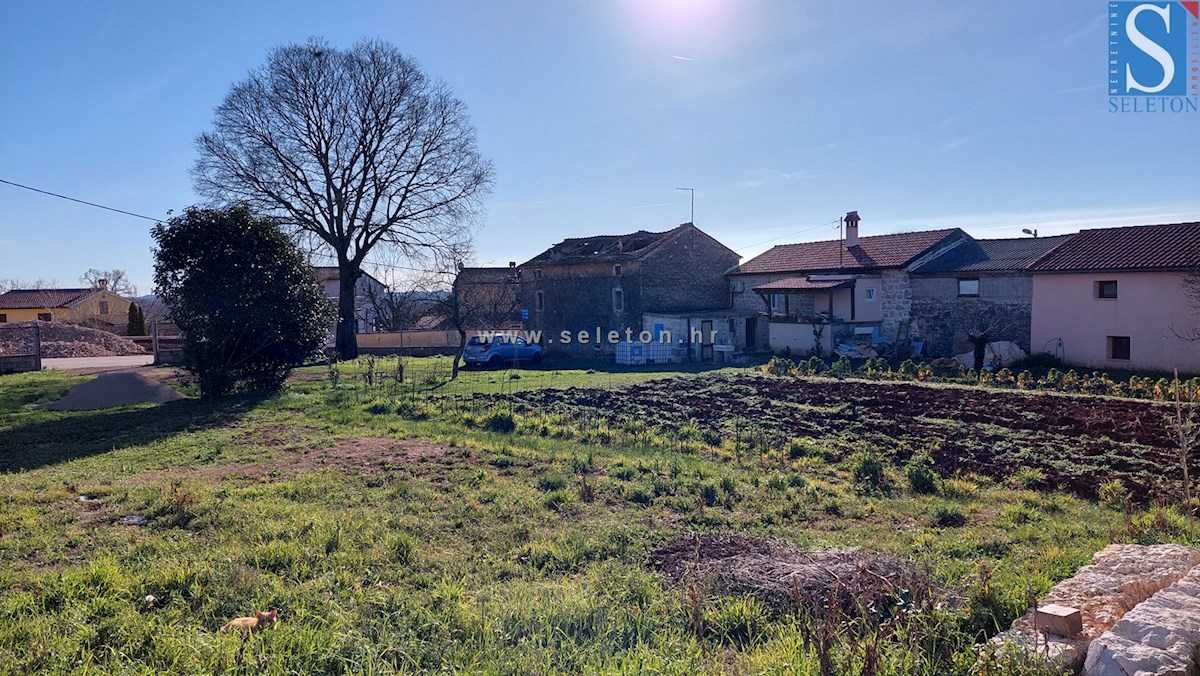 Terreno edificabile di 1.200 m2 nelle vicinanze di Poreč-Parenzo