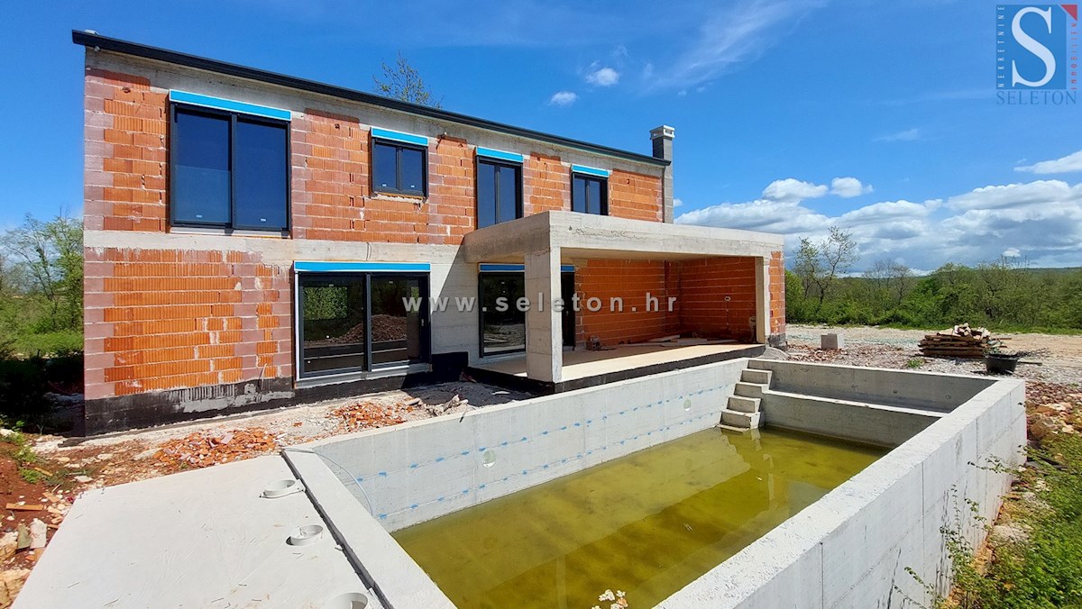 Casa indipendente di 169 m2 con piscina in costruzione