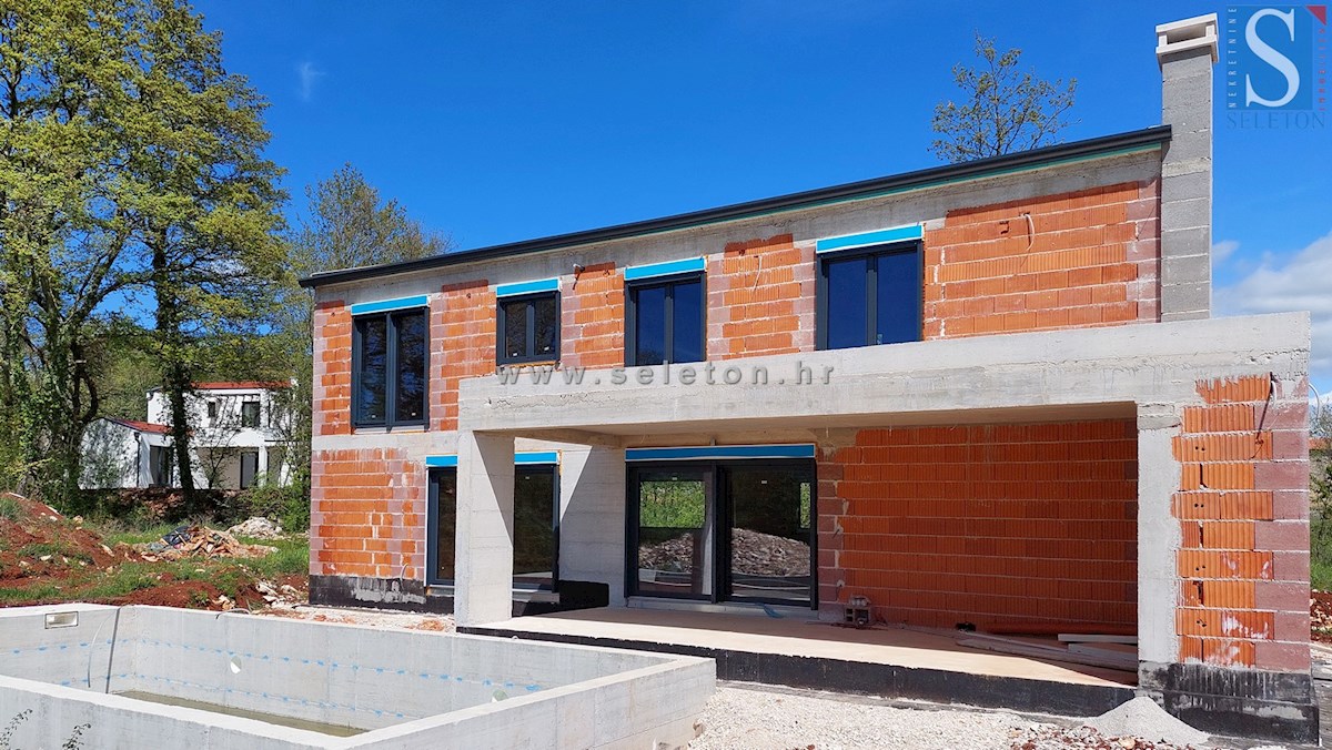 Casa indipendente di 169 m2 con piscina in costruzione