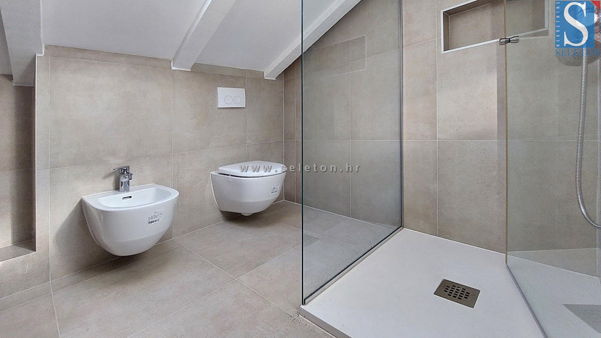 Poreč-Parenzo - dintorni, appartamento completamente ristrutturato su due piani di 85 m2