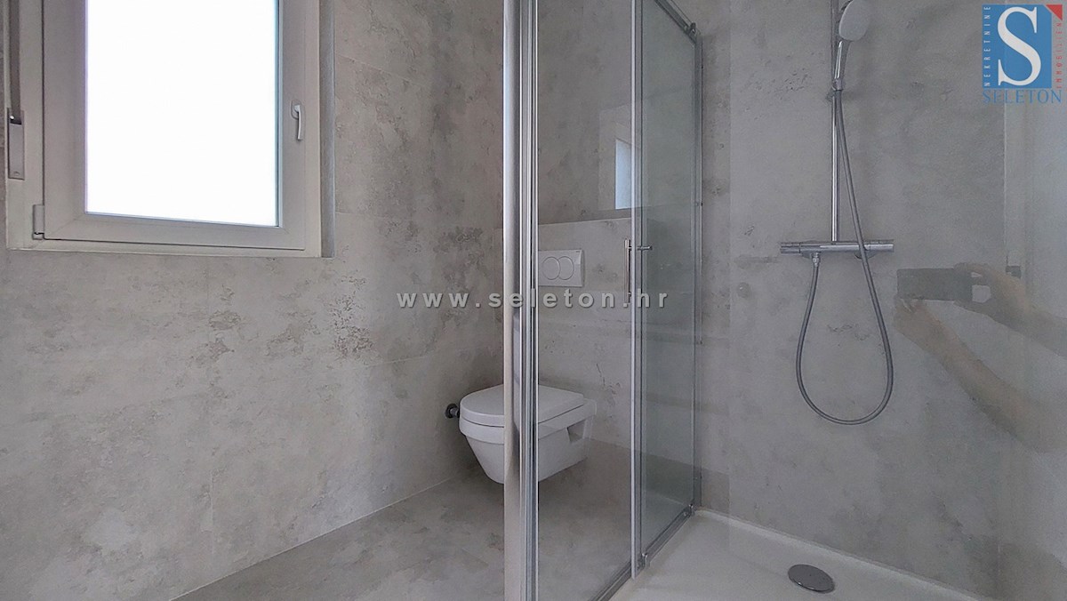 Poreč-Parenzo - nuovo appartamento di 88 m2 con giardino, due posti auto