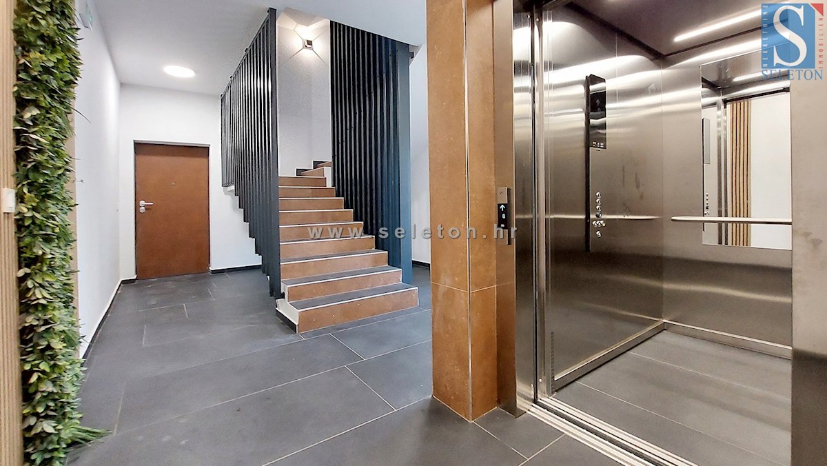 Poreč-Parenzo - nuovo appartamento di 88 m2 con giardino, due posti auto