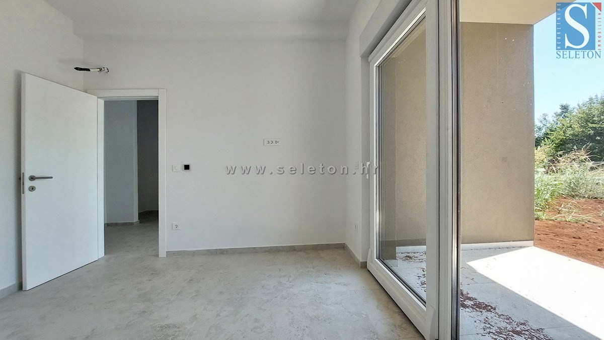 Poreč-Parenzo - nuovo appartamento di 88 m2 con giardino, due posti auto