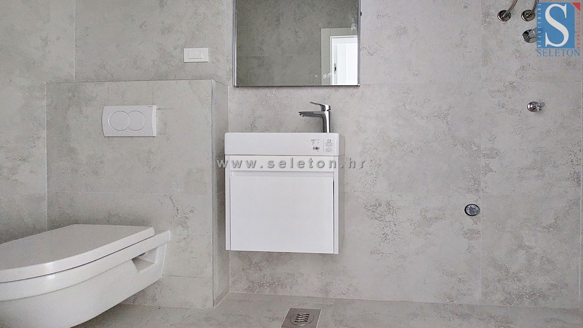 Poreč-Parenzo - nuovo appartamento di 88 m2 con giardino, due posti auto