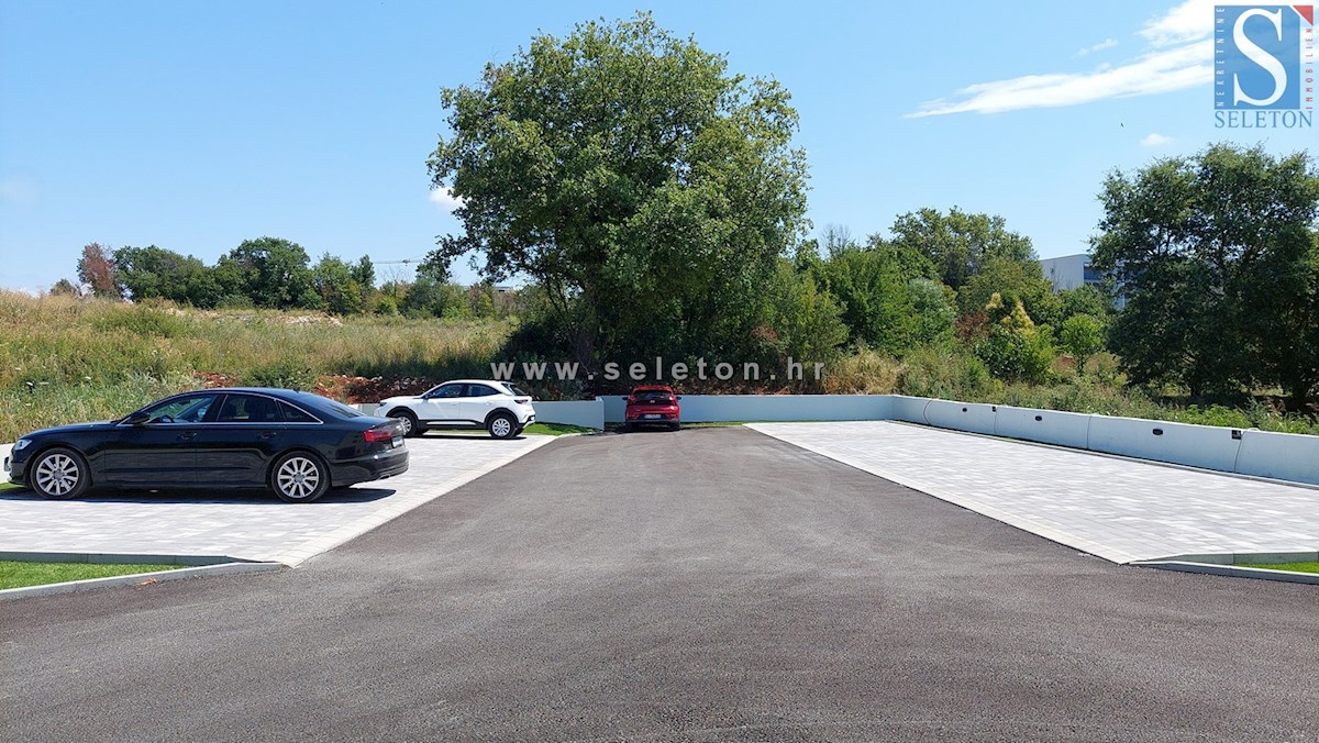 Poreč-Parenzo - nuovo appartamento di 88 m2 con giardino, due posti auto