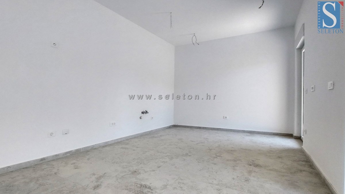 Poreč-Parenzo - nuovo appartamento di 88 m2 con giardino, due posti auto