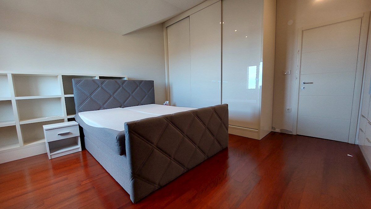 Poreč-Parenzo, appartamento di 127 m2 in vendita con vista mare, a 500 m dal mare