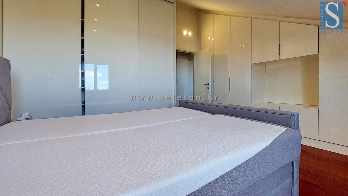 Poreč-Parenzo, appartamento di 127 m2 in vendita con vista mare, a 500 m dal mare