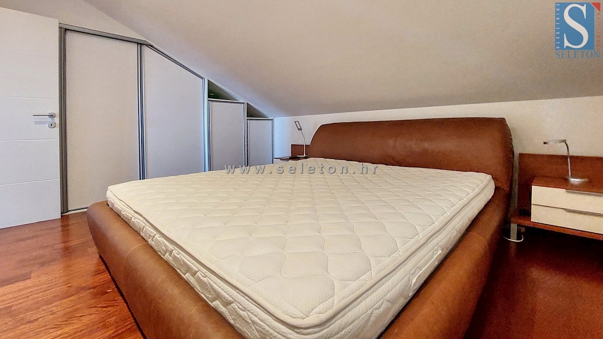 Poreč-Parenzo, appartamento di 127 m2 in vendita con vista mare, a 500 m dal mare