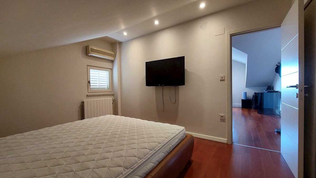 Poreč-Parenzo, appartamento di 127 m2 in vendita con vista mare, a 500 m dal mare