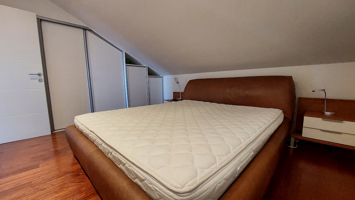 Poreč-Parenzo, appartamento di 127 m2 in vendita con vista mare, a 500 m dal mare