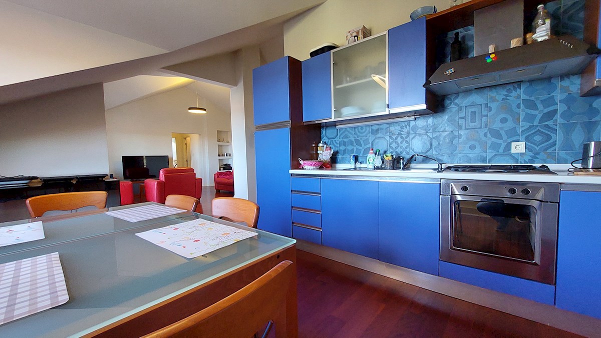 Poreč-Parenzo, appartamento di 127 m2 in vendita con vista mare, a 500 m dal mare