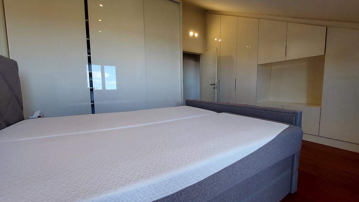 Poreč-Parenzo, appartamento di 127 m2 in vendita con vista mare, a 500 m dal mare