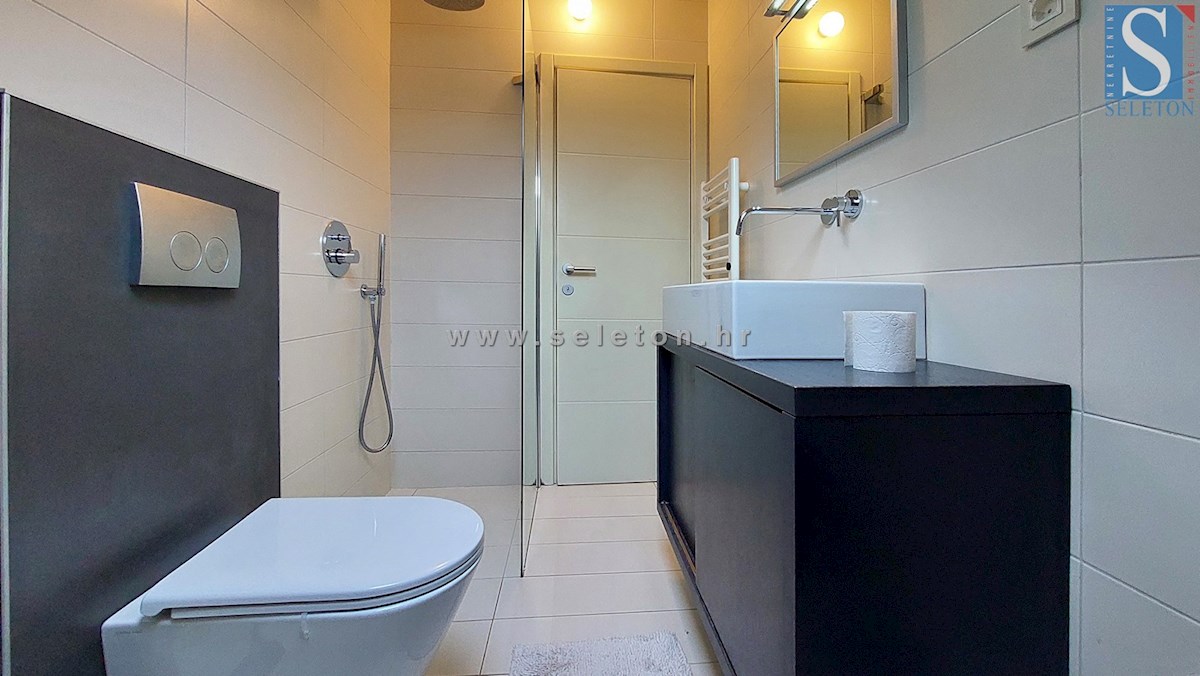 Poreč-Parenzo, appartamento di 127 m2 in vendita con vista mare, a 500 m dal mare