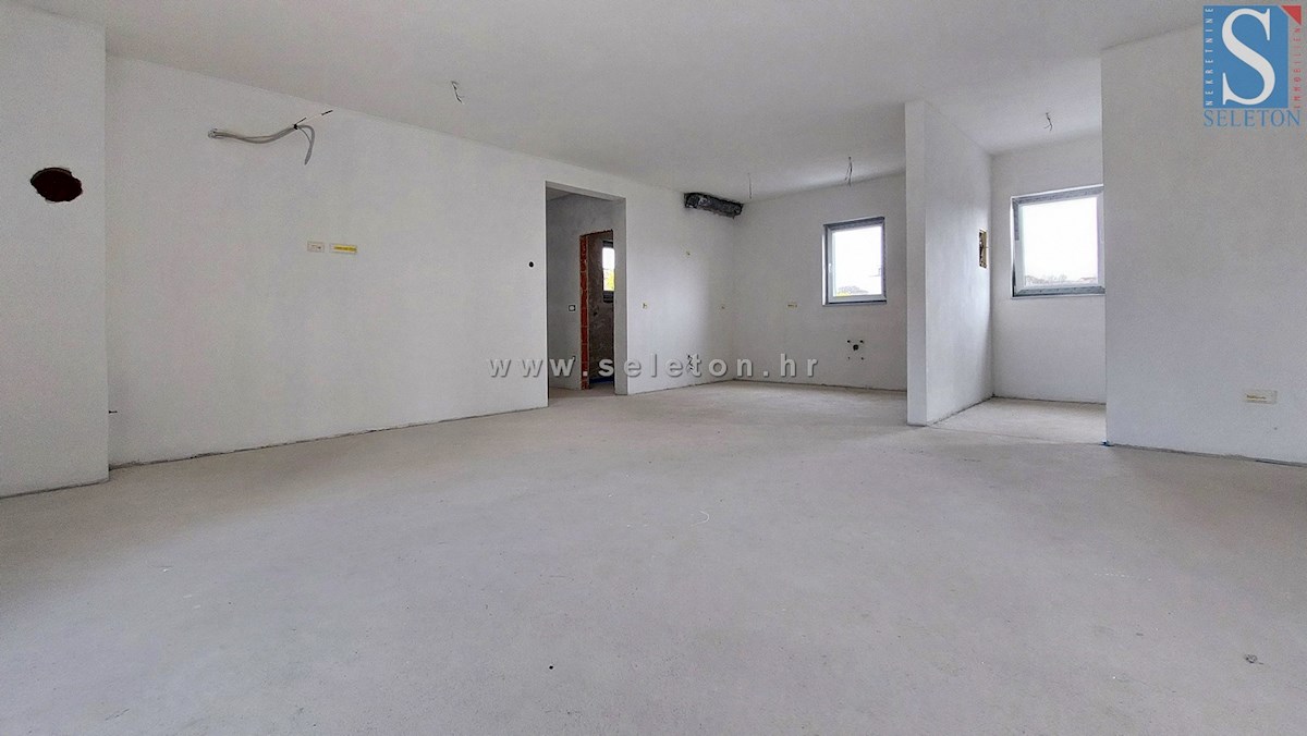 Istria, Poreč-Parenzo, nuovo appartamento di 95 m2 con giardino privato di 115 m2, a circa 800 m dal mare (in linea d'aria)