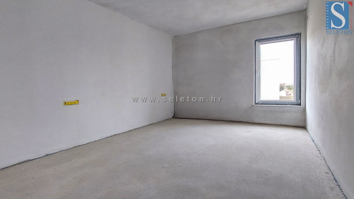 Istria, Poreč-Parenzo, nuovo appartamento di 95 m2 con giardino privato di 115 m2, a circa 800 m dal mare (in linea d'aria)