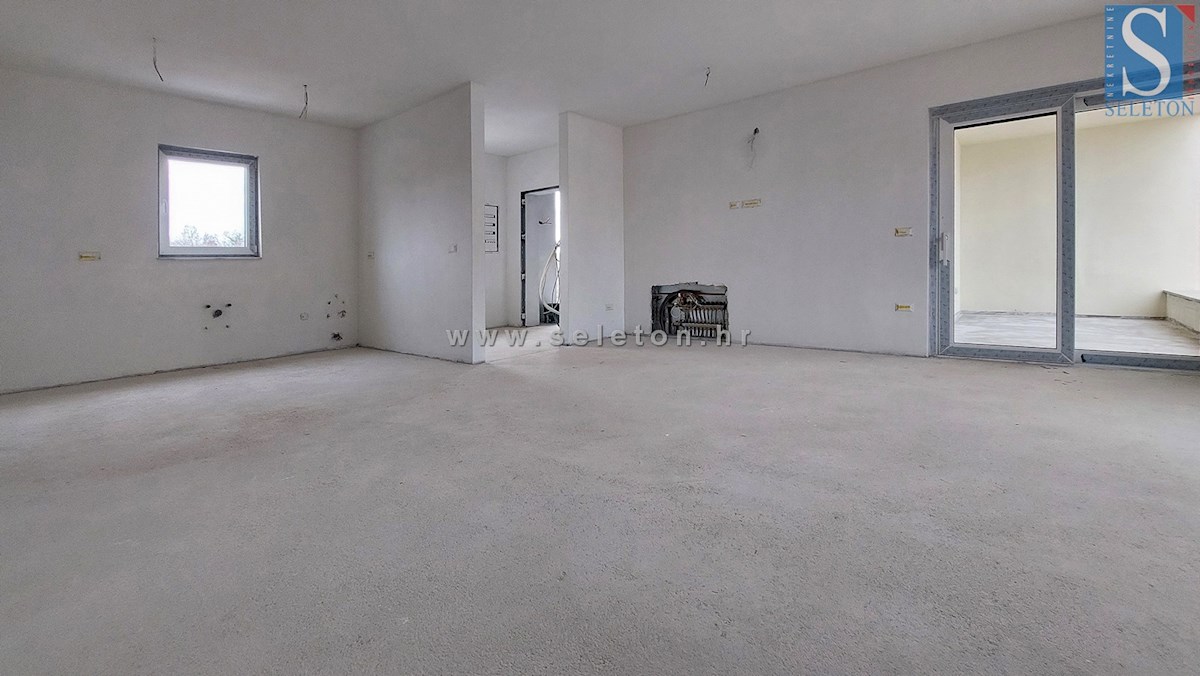 Istria, Poreč-Parenzo, nuovo appartamento di 95 m2 con giardino privato di 115 m2, a circa 800 m dal mare (in linea d'aria)