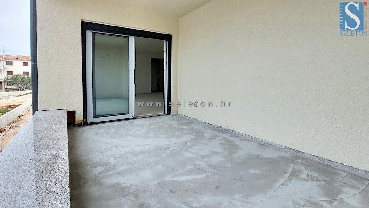 Istria, Poreč-Parenzo, nuovo appartamento di 95 m2 con giardino privato di 115 m2, a circa 800 m dal mare (in linea d'aria)