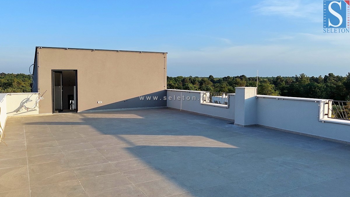 Nuovo appartamento nelle vicinanze di Poreč-Parenzo di 94 m2 con una grande terrazza sul tetto di 86 m2