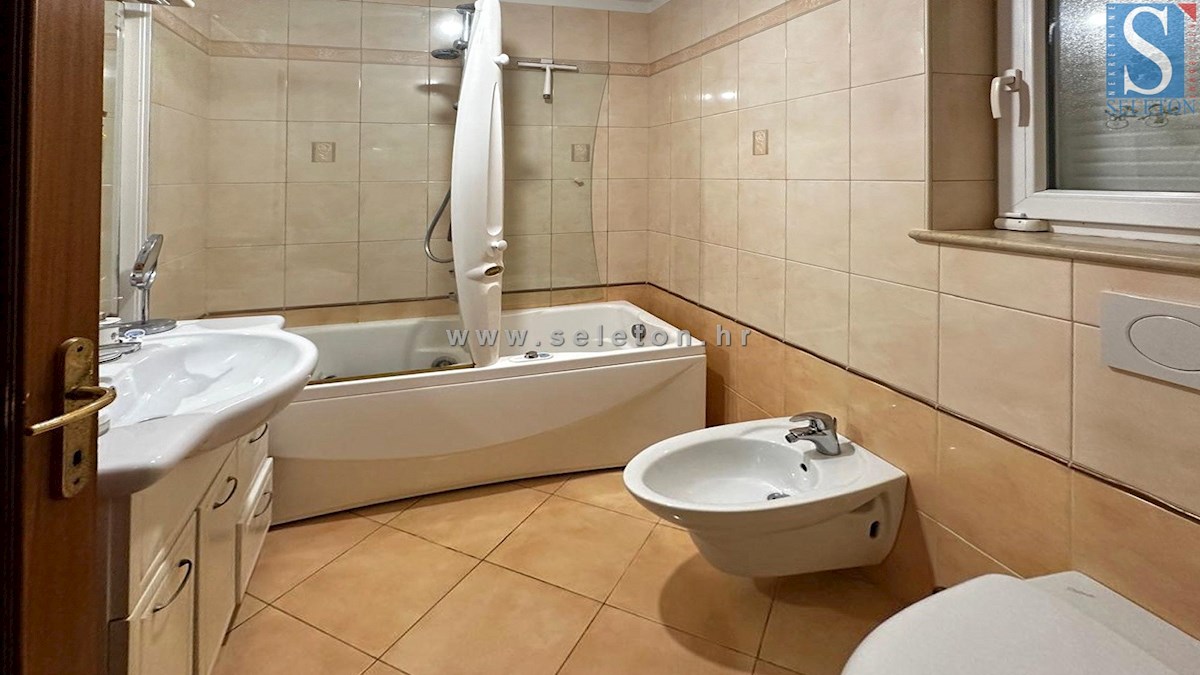 Appartamento arredato a Poreč-Parenzo, 77 m2, con giardino di 60 m2, a 1 km dal mare/spiaggia