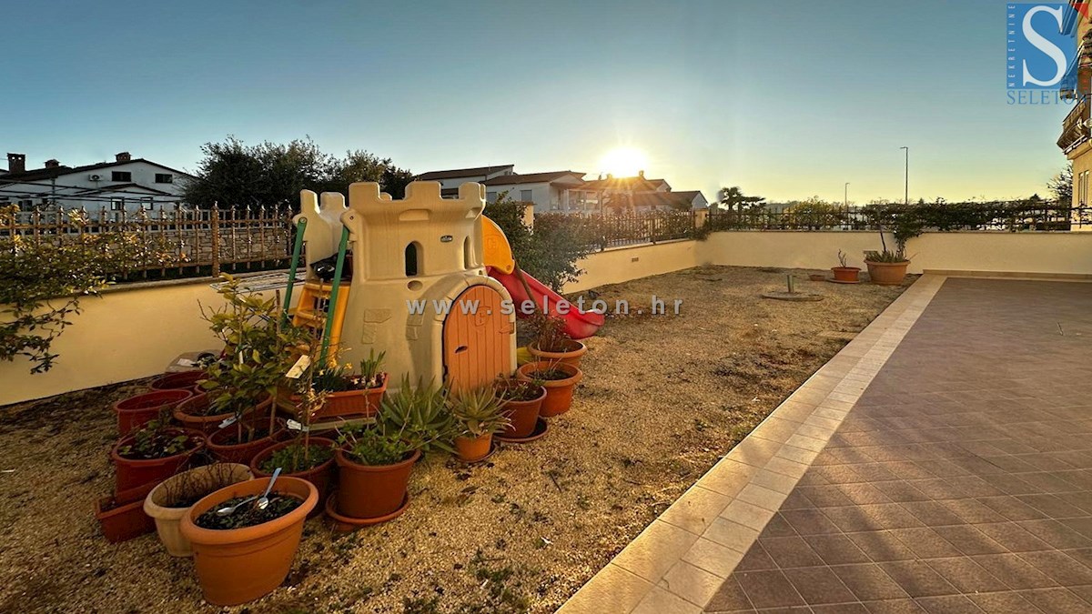 Appartamento arredato a Poreč-Parenzo, 77 m2, con giardino di 60 m2, a 1 km dal mare/spiaggia