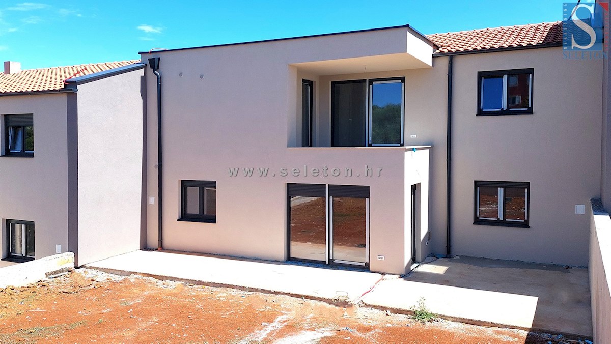 Poreč-Parenzo - dintorni, nuovo appartamento di 68 m2, 3 camere da letto, 2 posti auto