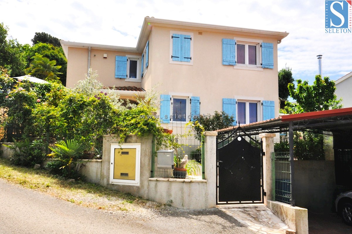 Poreč-Parenzo, casa indipendente di 180 m2 con piscina, 2 appartamenti