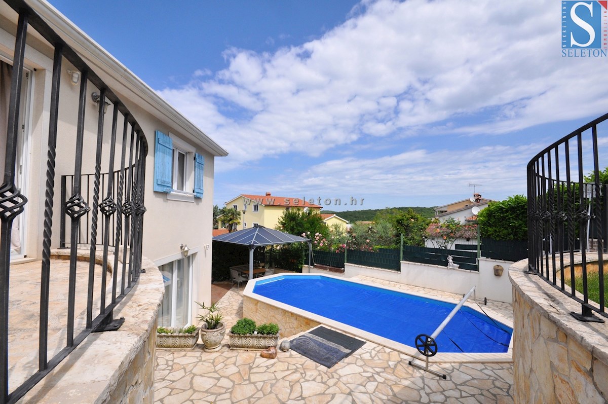 Poreč-Parenzo, casa indipendente di 180 m2 con piscina, 2 appartamenti
