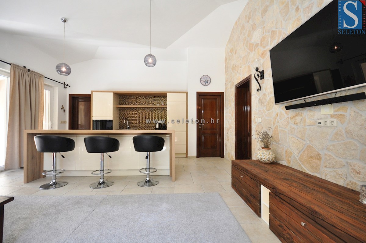 Poreč-Parenzo, casa indipendente di 180 m2 con piscina, 2 appartamenti