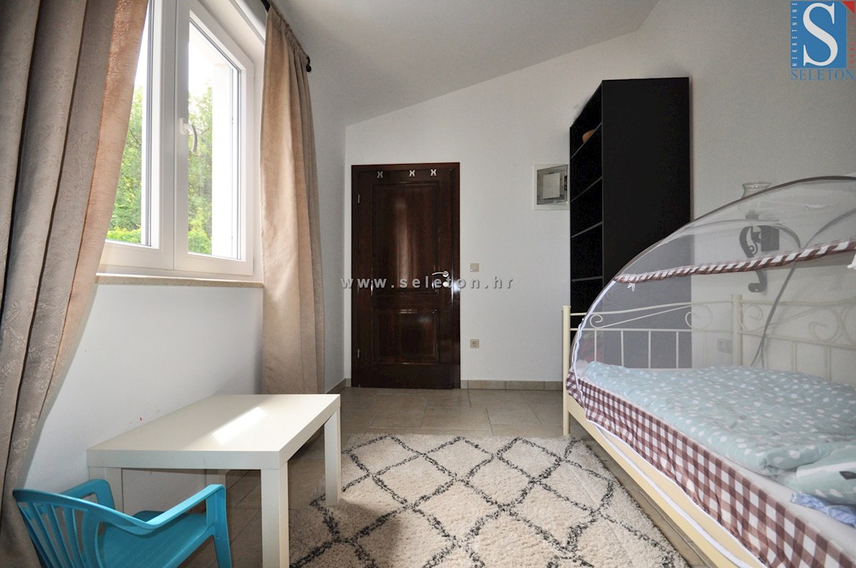 Poreč-Parenzo, casa indipendente di 180 m2 con piscina, 2 appartamenti