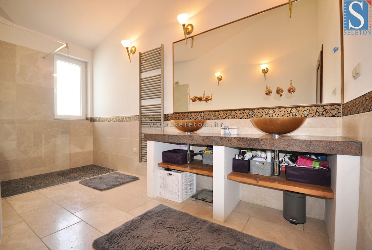 Poreč-Parenzo, casa indipendente di 180 m2 con piscina, 2 appartamenti