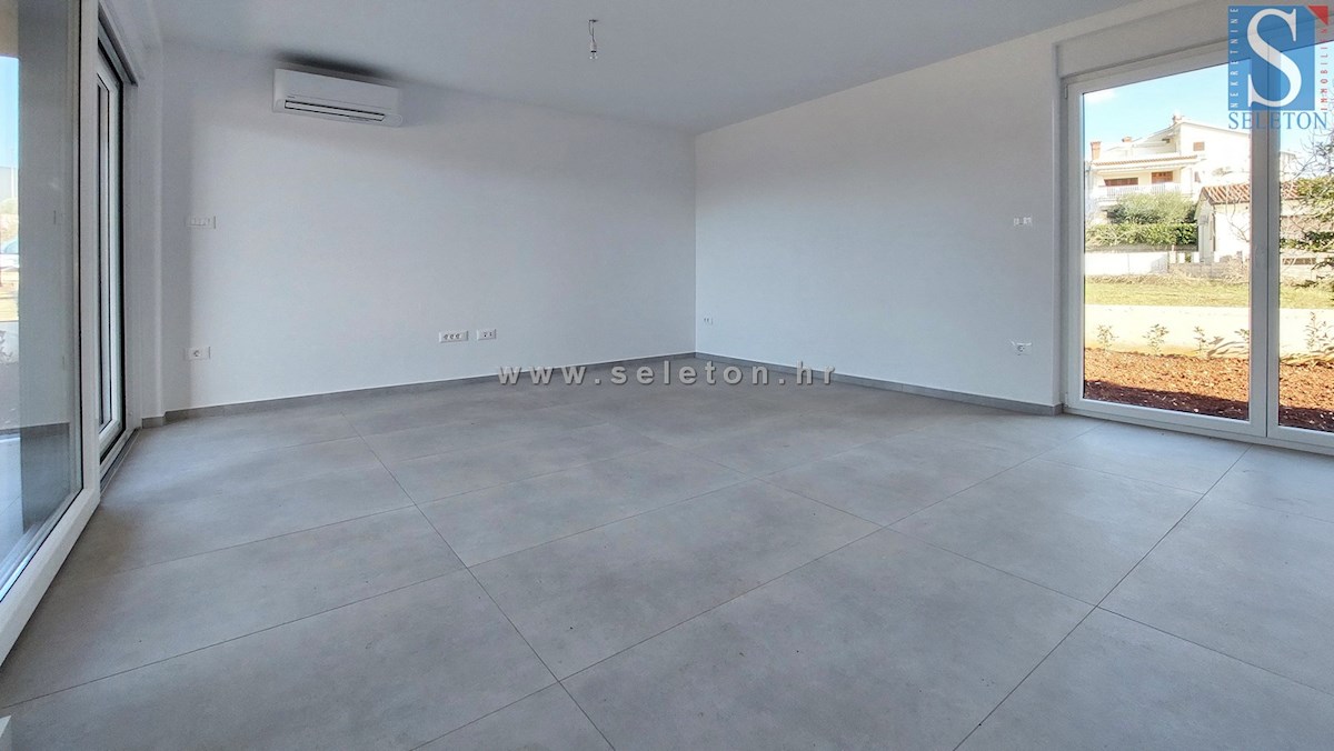 Poreč, nuovo appartamento di 67 m2 con giardino privato di 180 m2, 2 posti auto, cantina