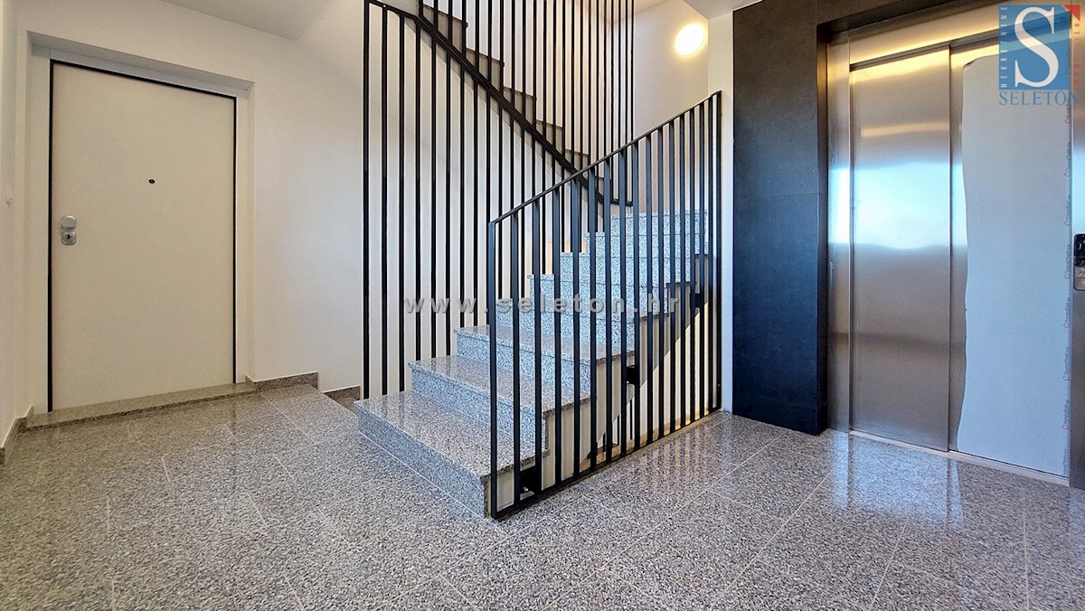 Poreč, nuovo appartamento di 67 m2 con giardino privato di 180 m2, 2 posti auto, cantina