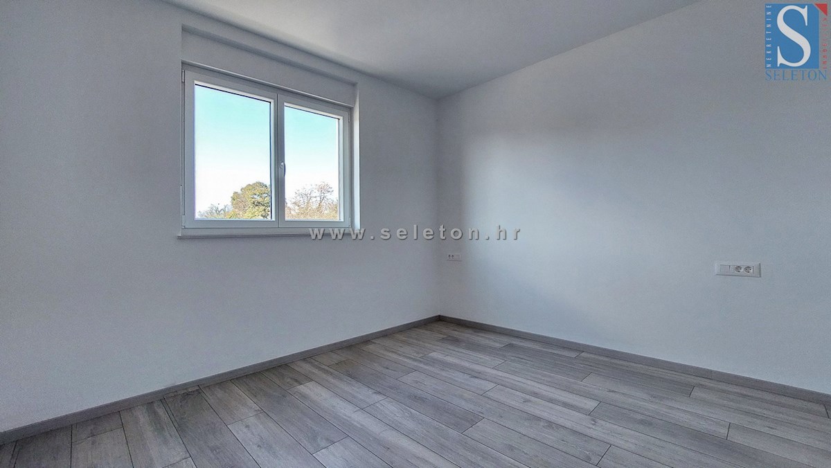 Poreč, nuovo appartamento di 67 m2 con giardino privato di 180 m2, 2 posti auto, cantina