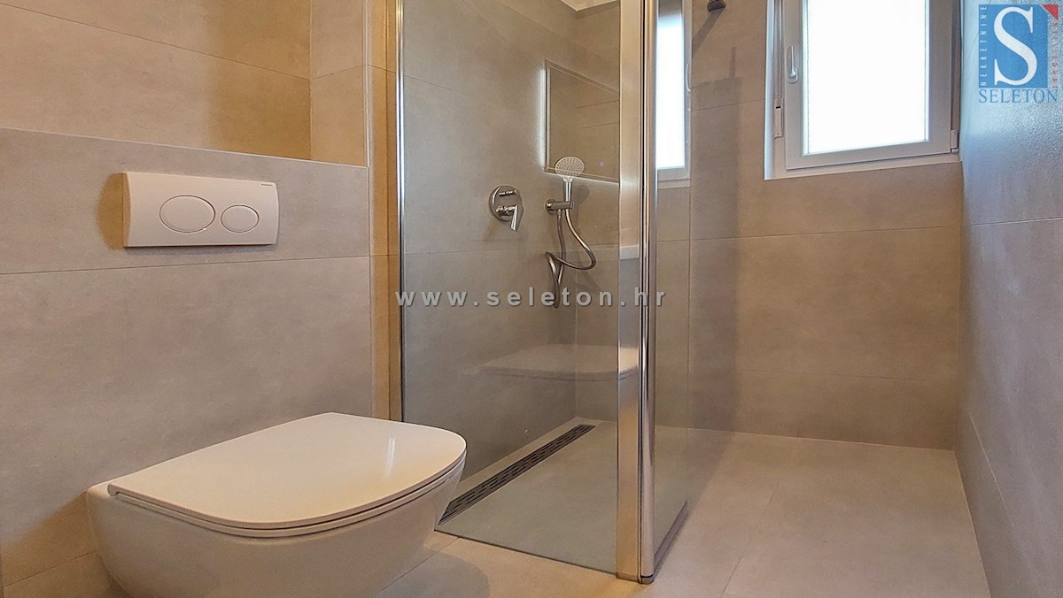 Poreč, nuovo appartamento di 67 m2 con giardino privato di 180 m2, 2 posti auto, cantina