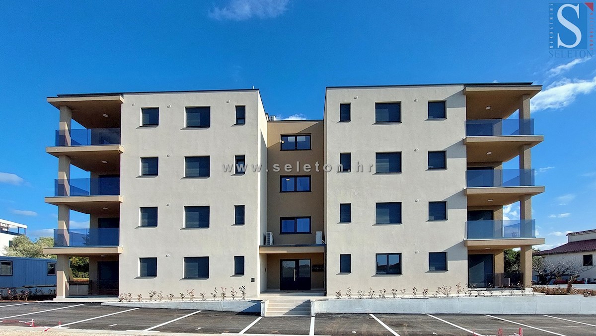 Poreč, nuovo appartamento di 67 m2 con giardino privato di 180 m2, 2 posti auto, cantina