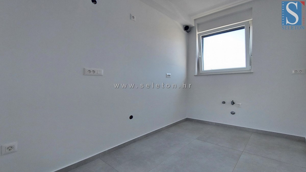 Poreč, nuovo appartamento di 67 m2 con giardino privato di 180 m2, 2 posti auto, cantina