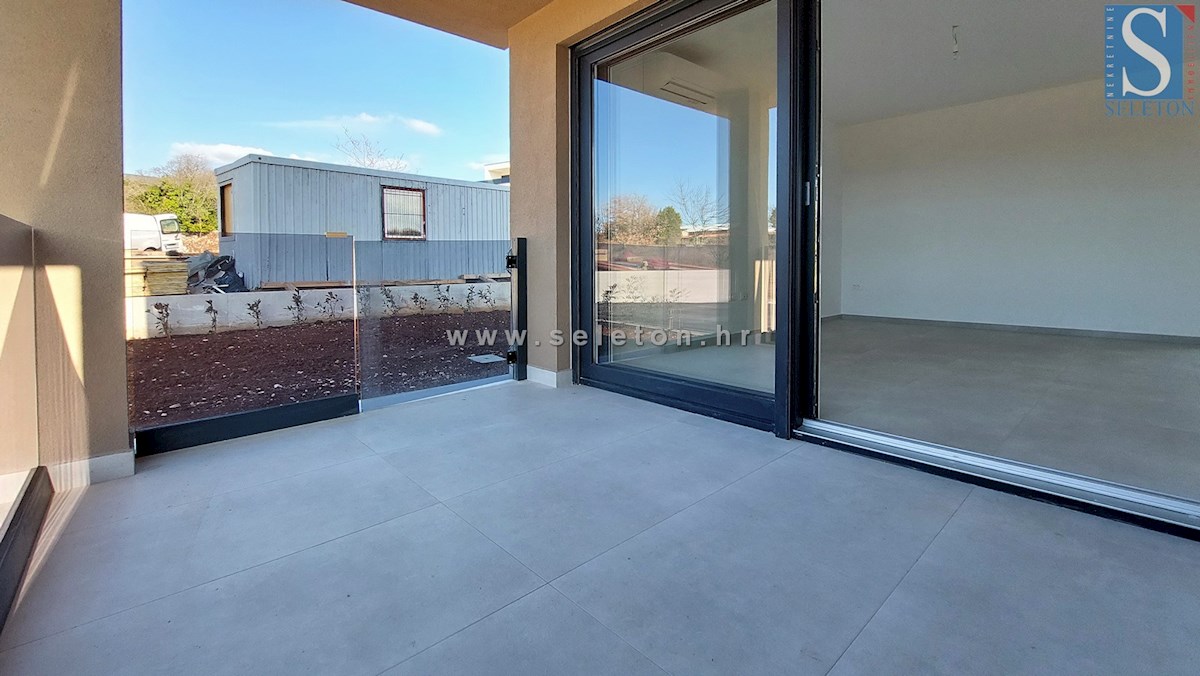 Poreč, nuovo appartamento di 67 m2 con giardino privato di 180 m2, 2 posti auto, cantina