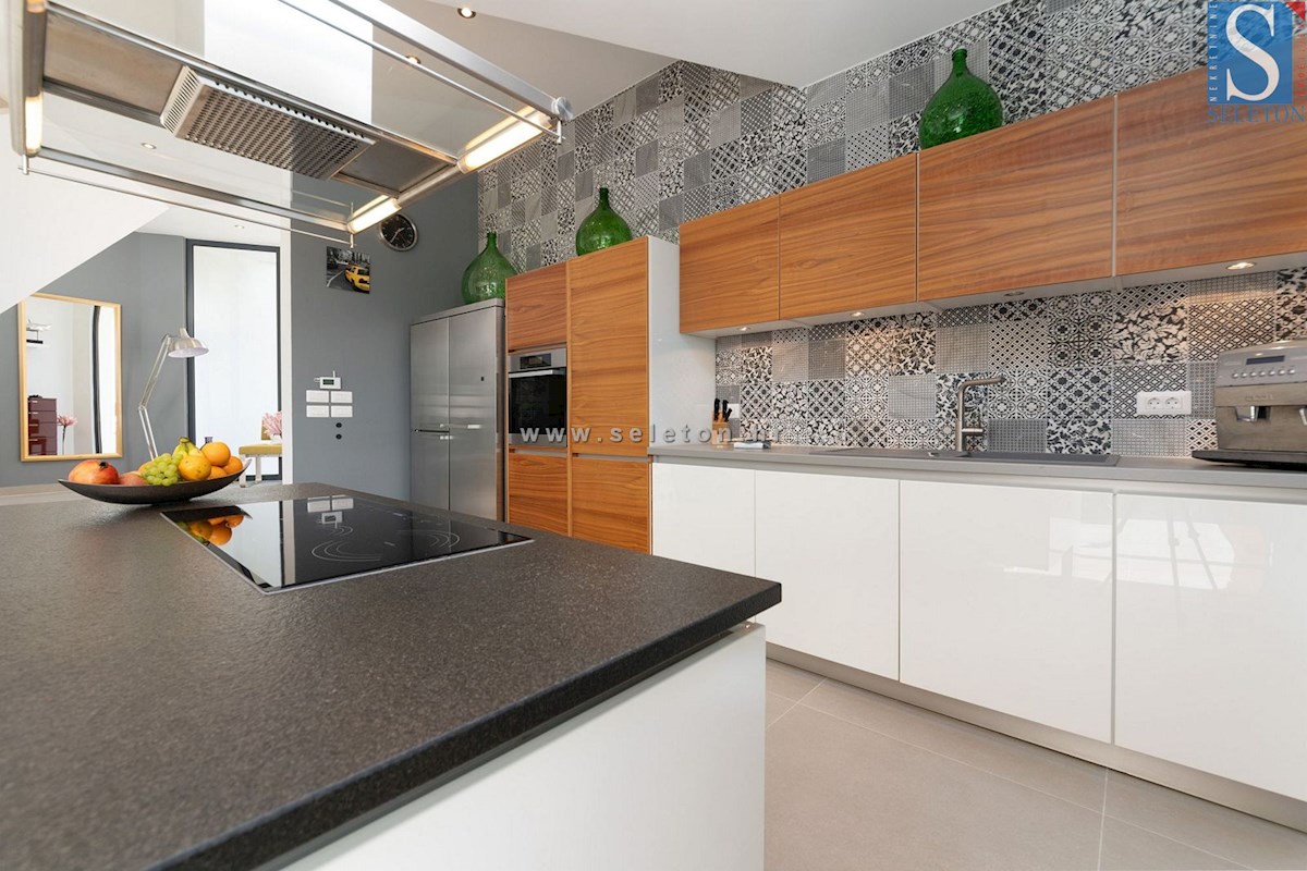 Istria, Poreč-Parenzo - dintorni, villa moderna di 437 m2 con piscina e ampio giardino