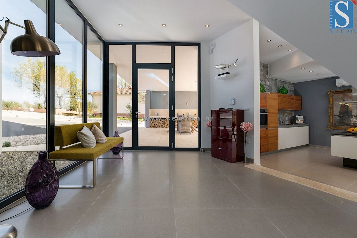 Istria, Poreč-Parenzo - dintorni, villa moderna di 437 m2 con piscina e ampio giardino