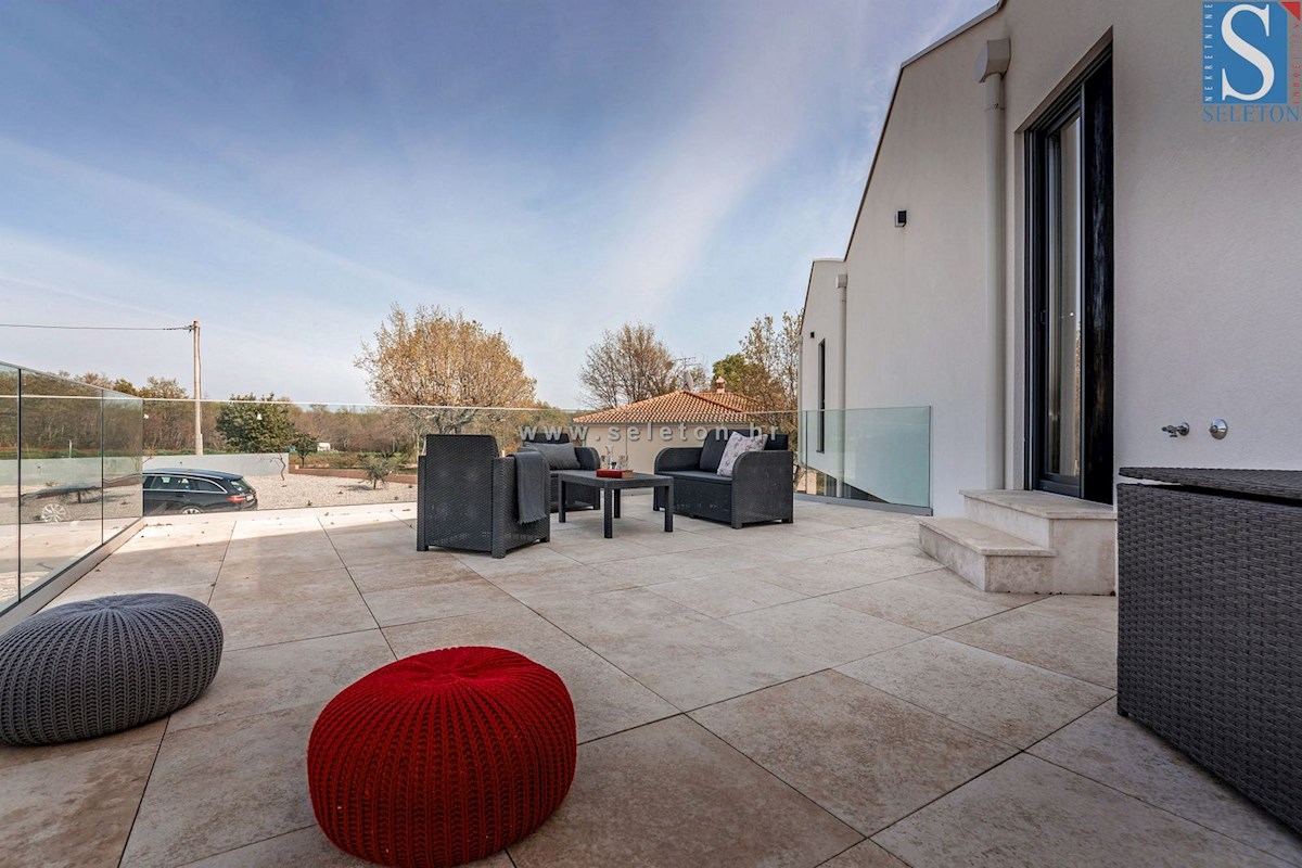 Istria, Poreč-Parenzo - dintorni, villa moderna di 437 m2 con piscina e ampio giardino