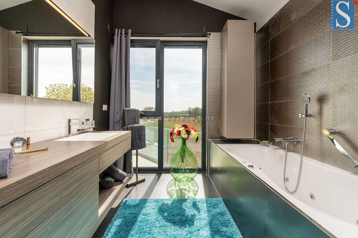 Istria, Poreč-Parenzo - dintorni, villa moderna di 437 m2 con piscina e ampio giardino